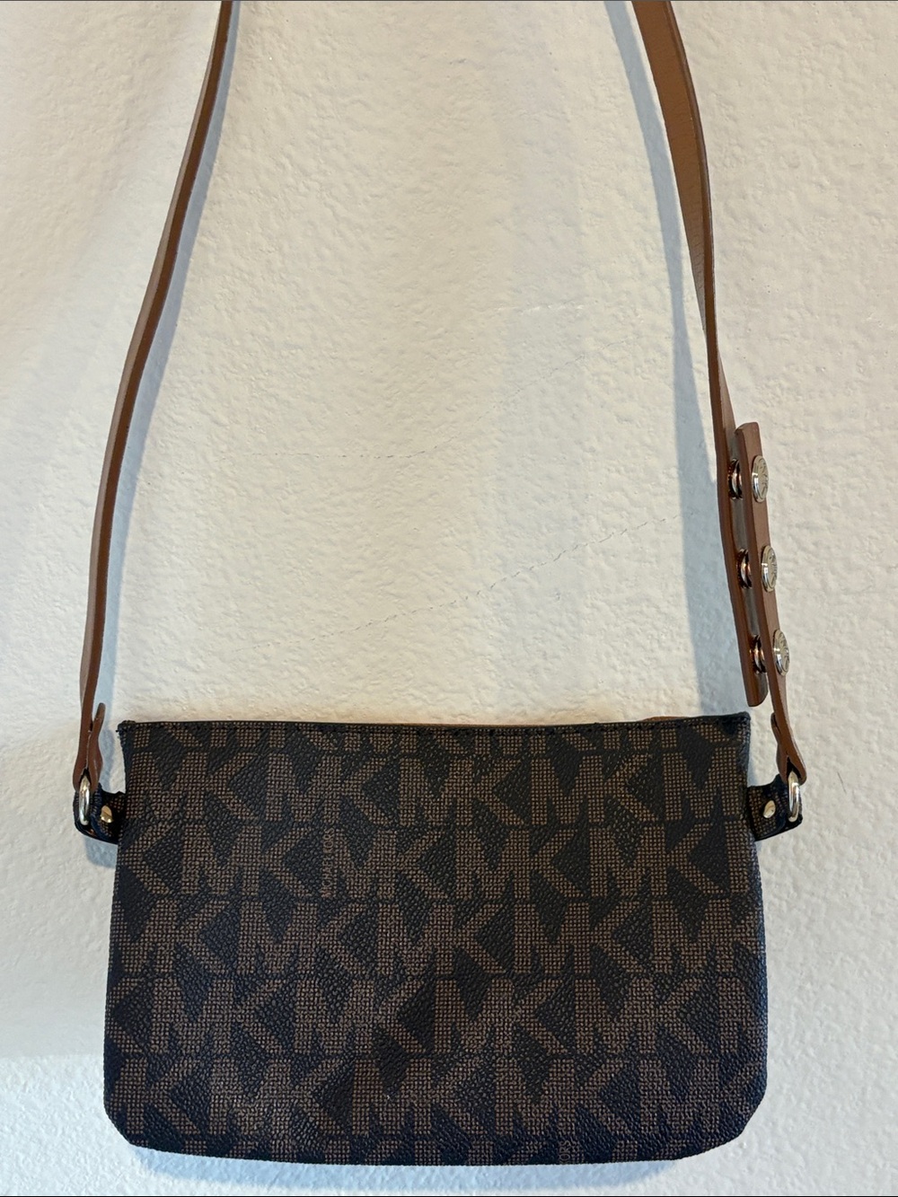 Michael Kors Dark Brown Crossbody belt Bag with gold chain link hardware - Picture 6 of 8